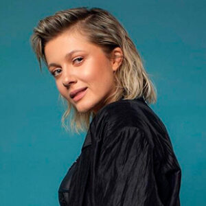 Певица Кола